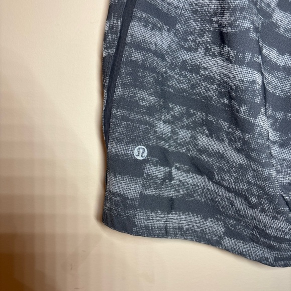 lululemon athletica Men's Charcoal & Light Grey Patterned Athletic Shorts - Picture 3 of 8